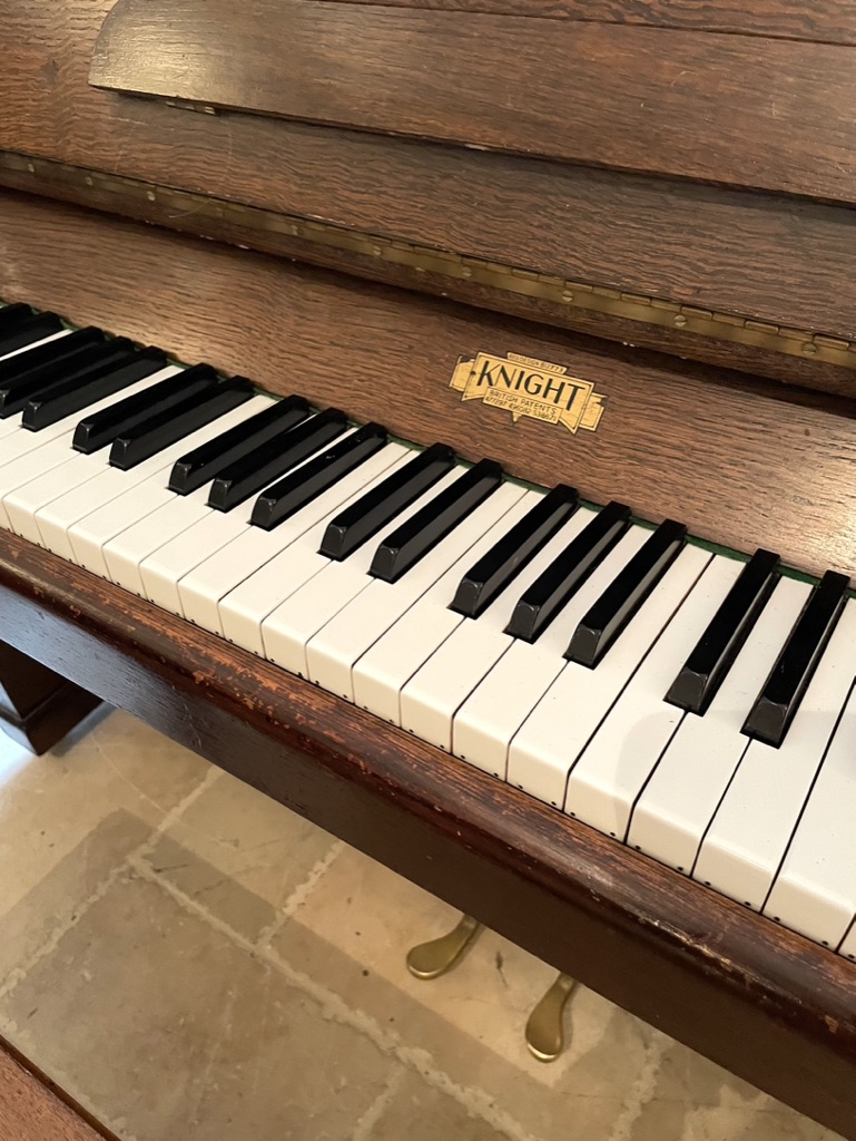 Knight K10 in Oak - Image 3